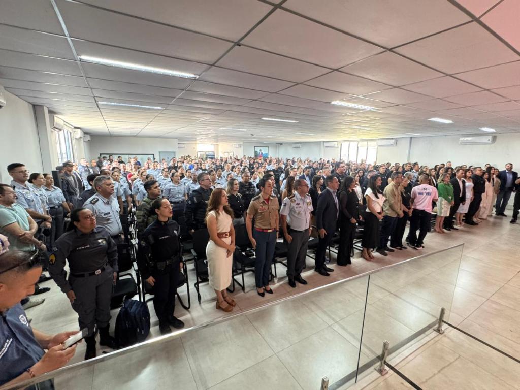 Mais de 100 policiais e esposas de militares são homenageadas com entrega de medalhas pela PM - 